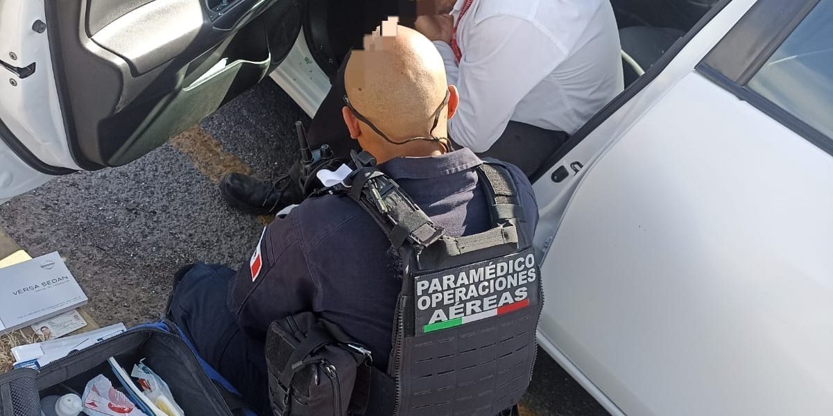 PARAMÉDICOS DEL GRUPO DE OPERACIONES AÉREAS DE LA SSPM PRESTAN AUXILIO A UNA PERSONA INVOLUCRADA EN UN FUERTE CHOQUE, REGISTRADO EN LA CARRETERA 45 SUR.