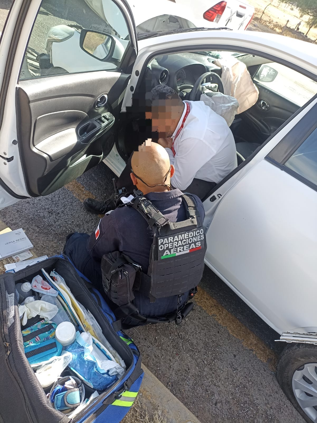 PARAMÉDICOS DEL GRUPO DE OPERACIONES AÉREAS DE LA SSPM PRESTAN AUXILIO A UNA PERSONA INVOLUCRADA EN UN FUERTE CHOQUE, REGISTRADO EN LA CARRETERA 45 SUR.