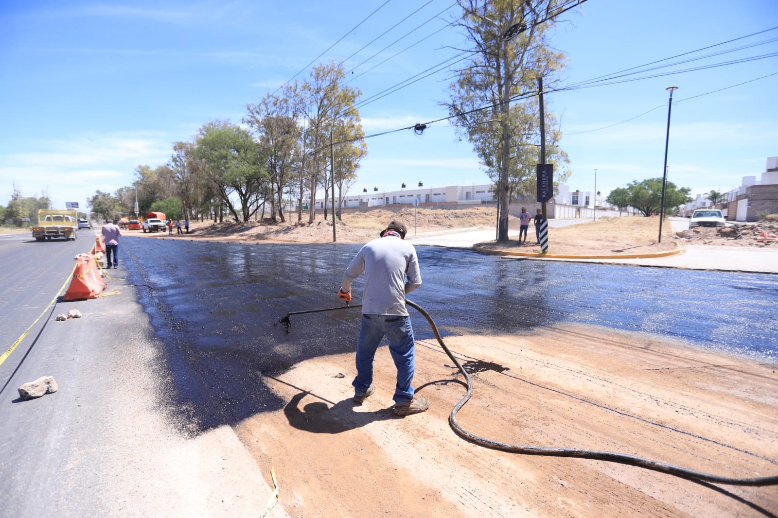 SE LLEVAN A CABO CIERRES VIALES POR OBRAS DE REHABILITACIÓN EN. AV. HACIENDAS DE SANTA MÓNICA