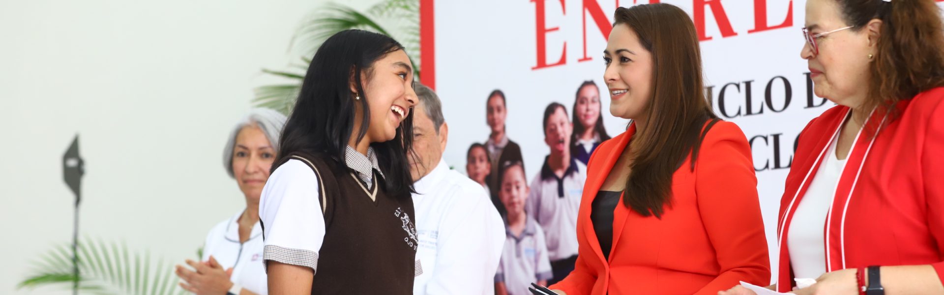 ENCABEZA TERE JIMÉNEZ ENTREGA DE BECAS DE APROVECHAMIENTO Y EDUCACIÓN ESPECIAL PARA HIJOS DE TRABAJADORES DE LA SALUD