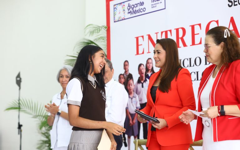 ENCABEZA TERE JIMÉNEZ ENTREGA DE BECAS DE APROVECHAMIENTO Y EDUCACIÓN ESPECIAL PARA HIJOS DE TRABAJADORES DE LA SALUD