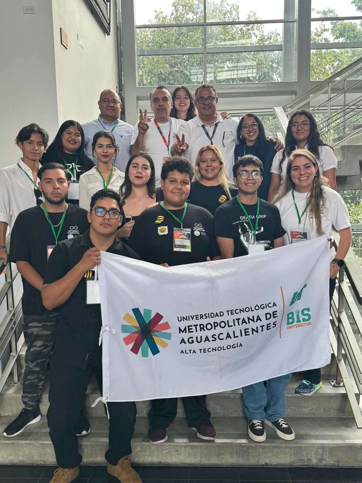 GANAN ESTUDIANTES DE LA UNIVERSIDAD METROPOLITANA CONCURSO INTERNACIONAL DE TECNOLOGÍA