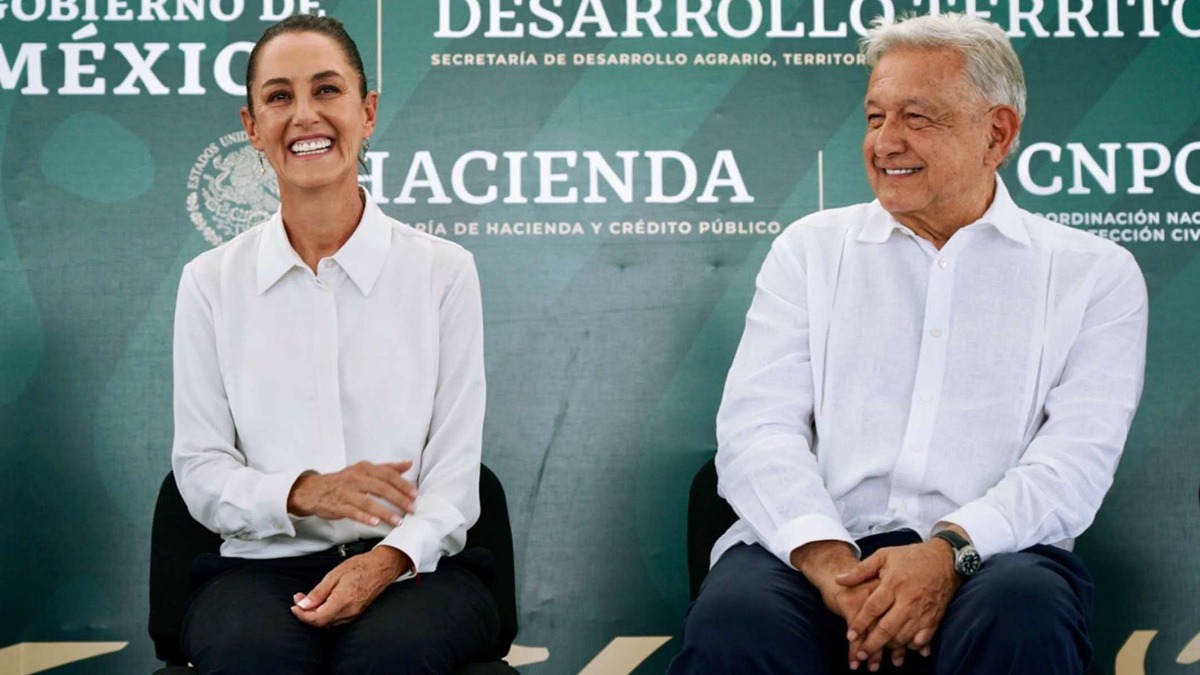 Entre bromas Sheinbaum admite haber hablado con AMLO de un eventual regreso