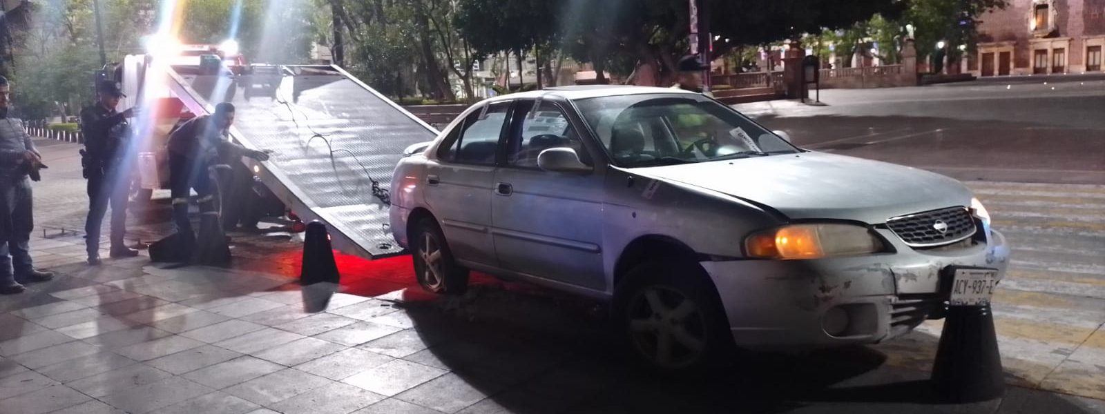 UNIFORMADOS DE LA POLICÍA VIAL DE AGUASCALIENTES ATENDIERON EL REPORTE DE ACCIDENTE CONTRA BOLARDOS UBICADOS EN LA ZONA CENTRO DE LA CIUDAD.