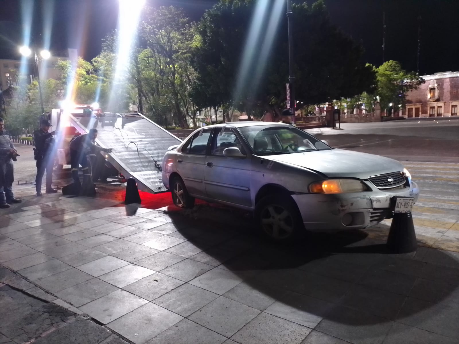 UNIFORMADOS DE LA POLICÍA VIAL DE AGUASCALIENTES ATENDIERON EL REPORTE DE ACCIDENTE CONTRA BOLARDOS UBICADOS EN LA ZONA CENTRO DE LA CIUDAD.