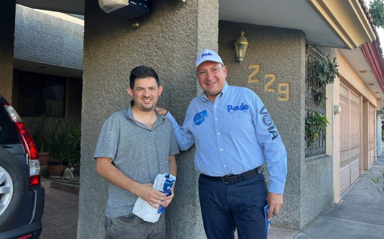 VISITA PAULO MARTÍNEZ A LAS FAMILIAS DE JARDINES DEL PARQUE