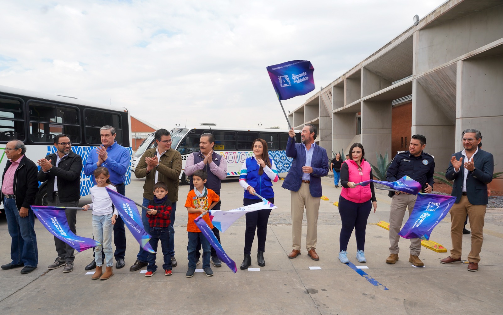 TERE JIMÉNEZ ENTREGA 52 NUEVAS UNIDADES PARA MEJORAR EL TRANSPORTE PÚBLICO Y ANUNCIA 10 MIL TARJETAS CON VIAJES GRATIS POR NAVIDAD