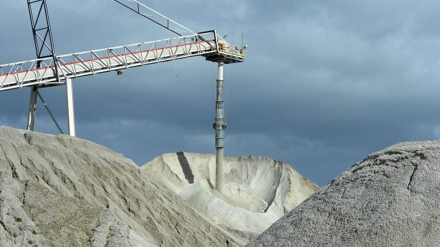 Empresa china de litio inicia arbitraje contra México por retiro de concesiones en Sonora
