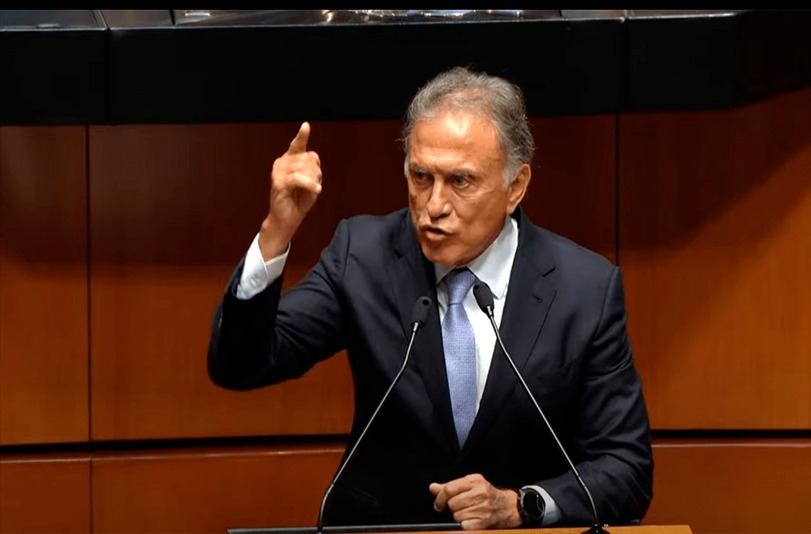 ¡Hasta con la maceta! Miguel Ángel Yunes y Marko Cortés se dan con todo en el Senado