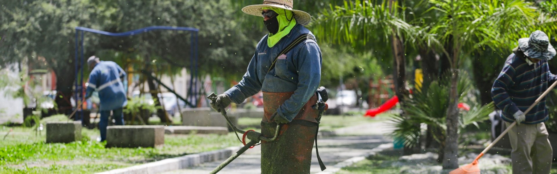 MANTIENE MUNICIPIO LABORES INTENSIVAS DE DESMALEZADO Y BACHEO EN DIVERSOS PUNTOS DE LA CIUDAD