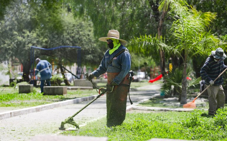 MANTIENE MUNICIPIO LABORES INTENSIVAS DE DESMALEZADO Y BACHEO EN DIVERSOS PUNTOS DE LA CIUDAD