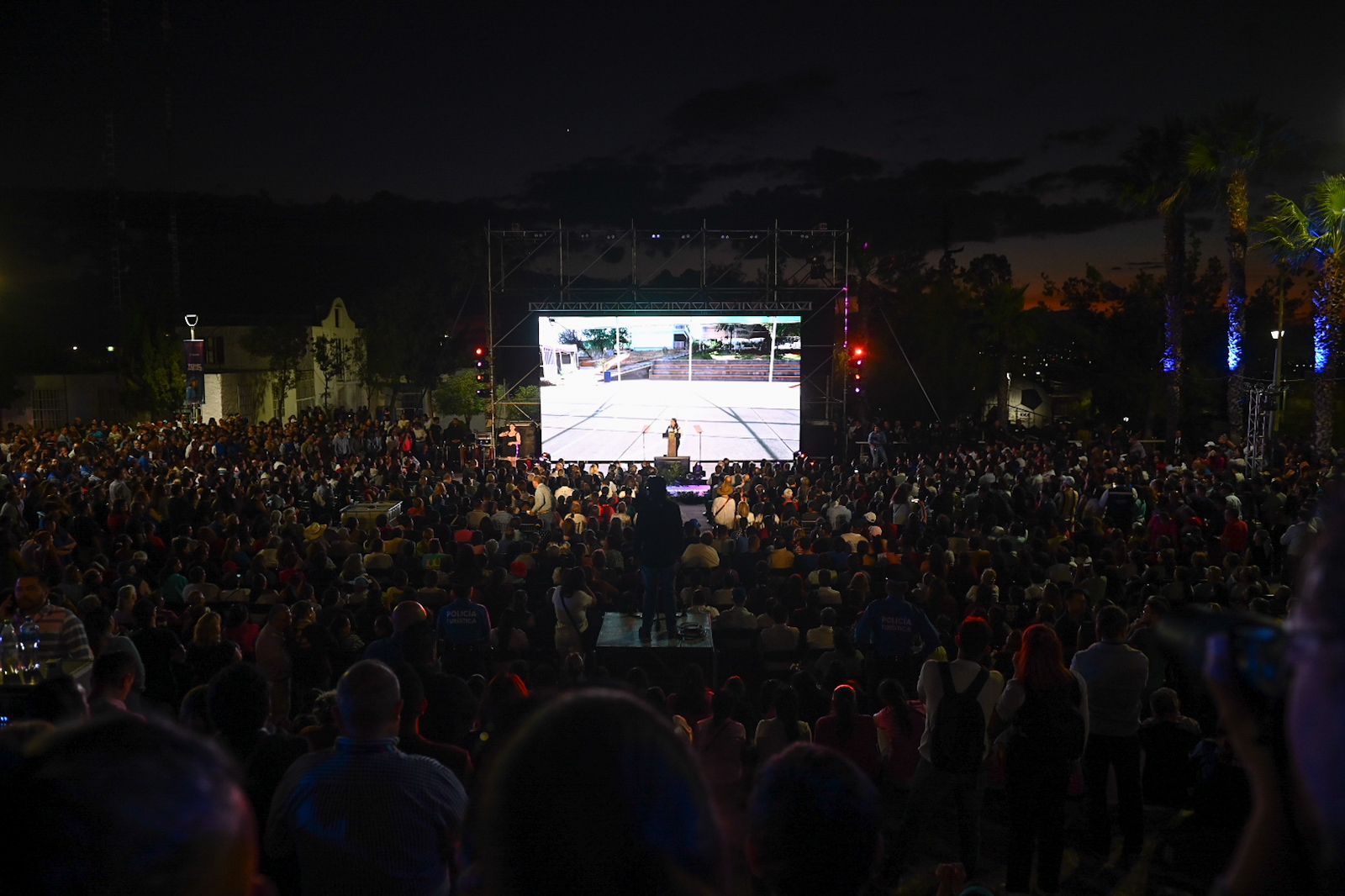 ABARROTADA LUCIÓ LA EXPLANADA MORELOS; MILES DE FAMILIAS SE DIERON CITA PARA ESCUCHAR A TERE JIMÉNEZ EN SU SEGUNDO INFORME DE GOBIERNO