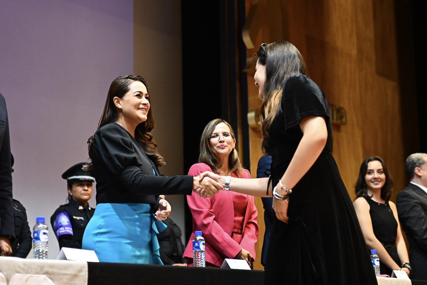 ARRANCA TERE JIMÉNEZ PROGRAMA “ALERTA ROSA” CON LA ENTREGA DE ALARMAS DE SEGURIDAD PARA MUJERES