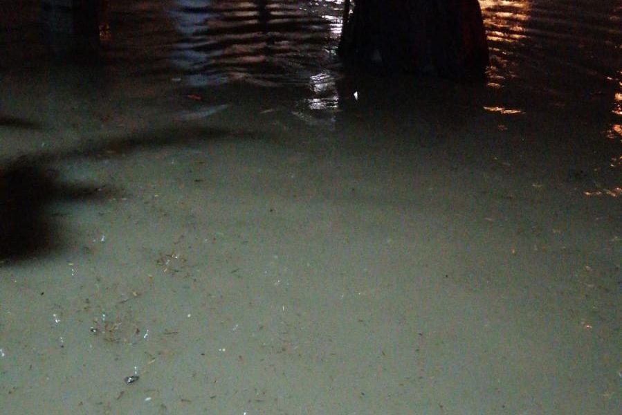 AUXILIAN BOMBEROS DE JM A CIUDADANOS TRAS INUNDACIÓN