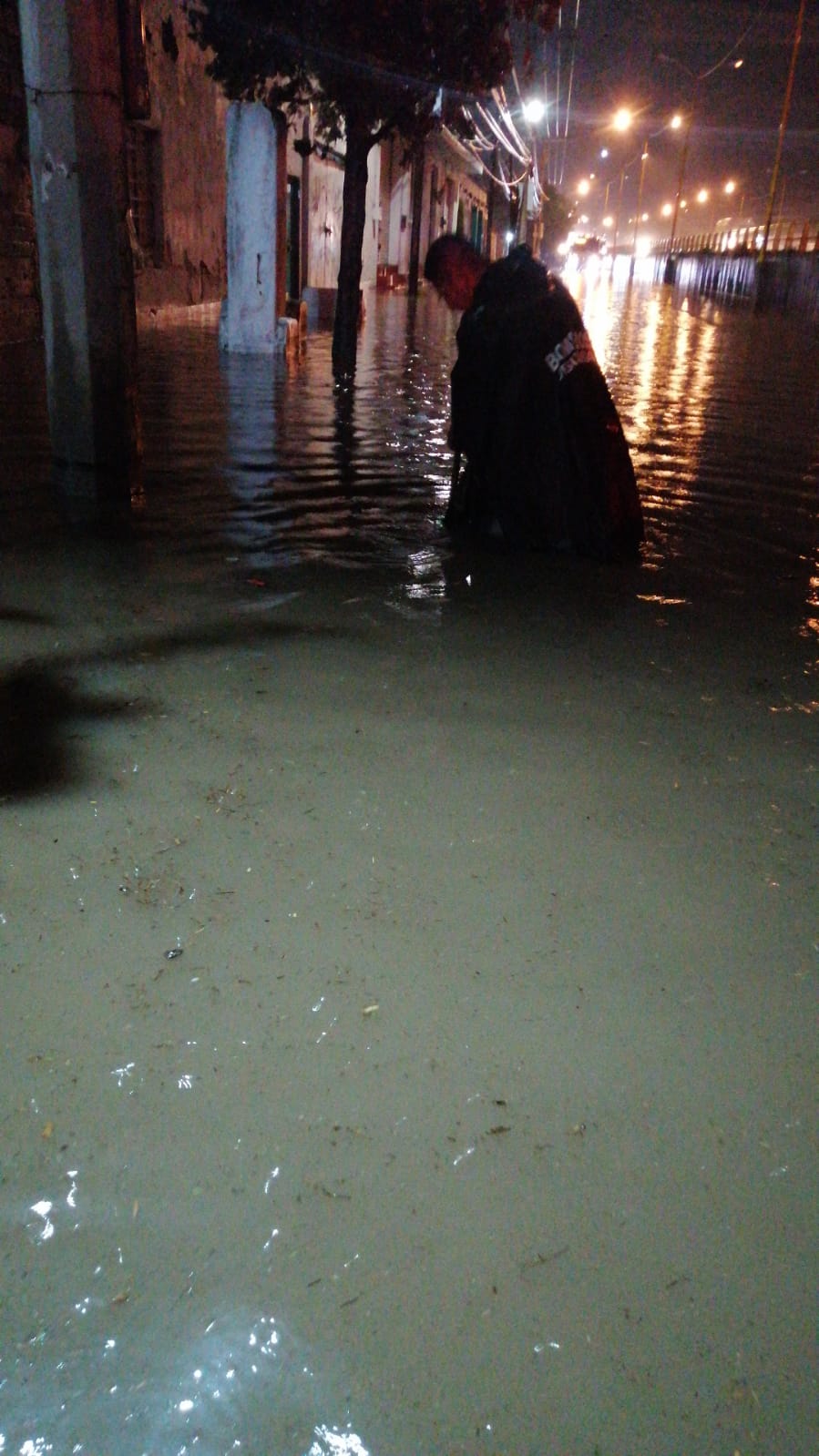 AUXILIAN BOMBEROS DE JM A CIUDADANOS TRAS INUNDACIÓN