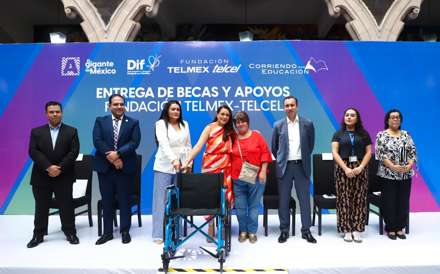 ENCABEZA TERE JIMÉNEZ ENTREGA DE BECAS Y APOYOS POR PARTE DE LA FUNDACIÓN TELMEX-TELCEL
