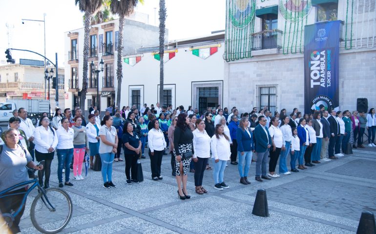 ENCABEZA TOÑO ARÁMBULA LOS ÚLTIMOS HONORES A LA BANDERA DE SU ADMINISTRACIÓN