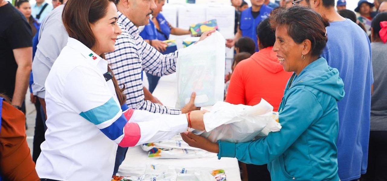 ENTREGA TERE JIMÉNEZ APOYOS ESCOLARES EN COSÍO, TEPEZALÁ Y PABELLÓN DE ARTEAGA