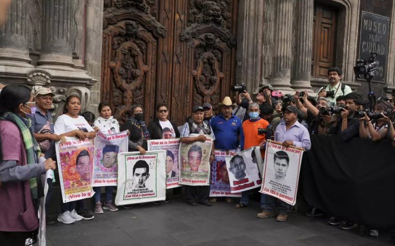 Sheinbaum promete colaborar con familias de los 43 normalistas de Ayotzinapa para encontrar la verdad
