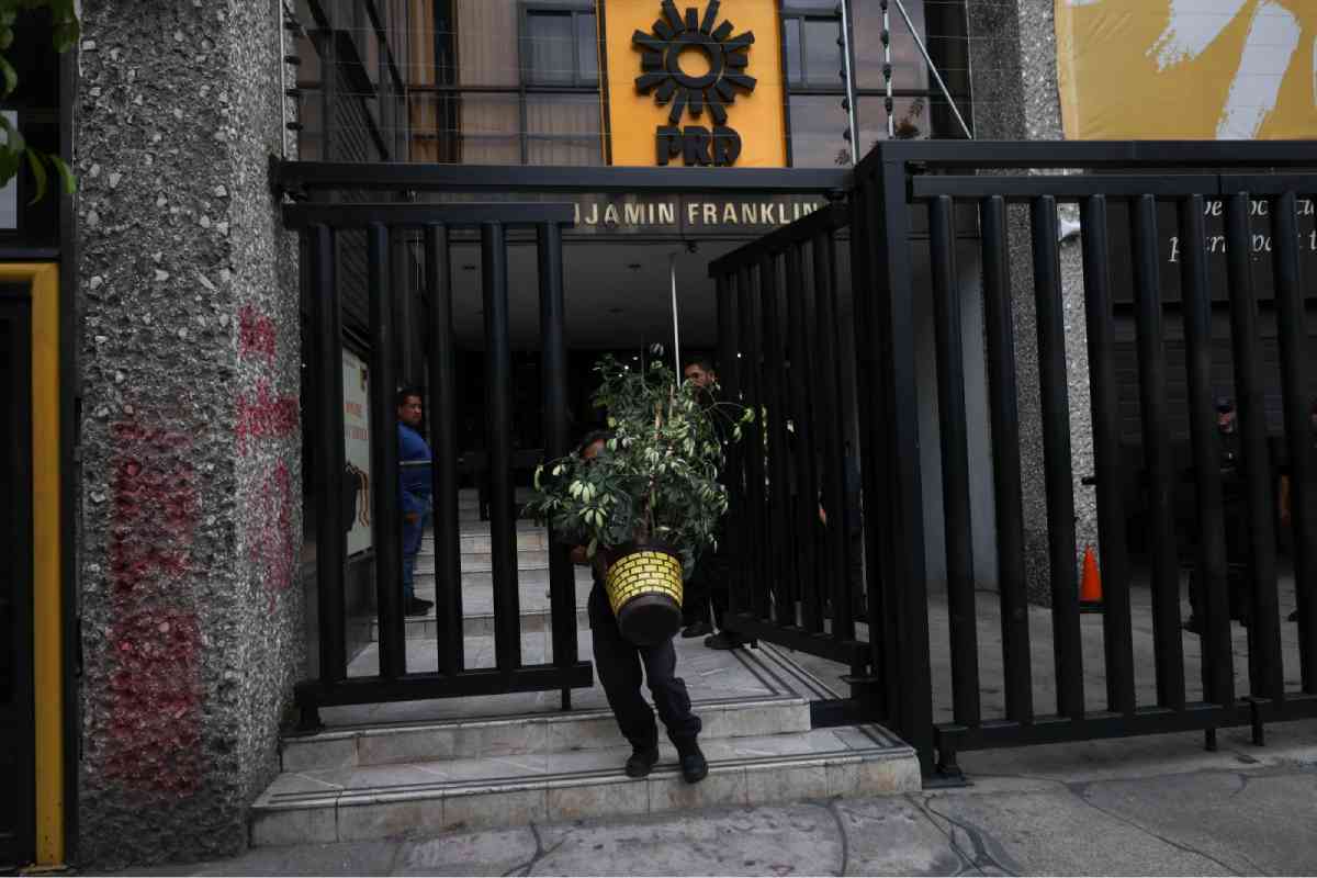 PRD empieza a desalojar oficinas y congelar cuentas tras perder el registro