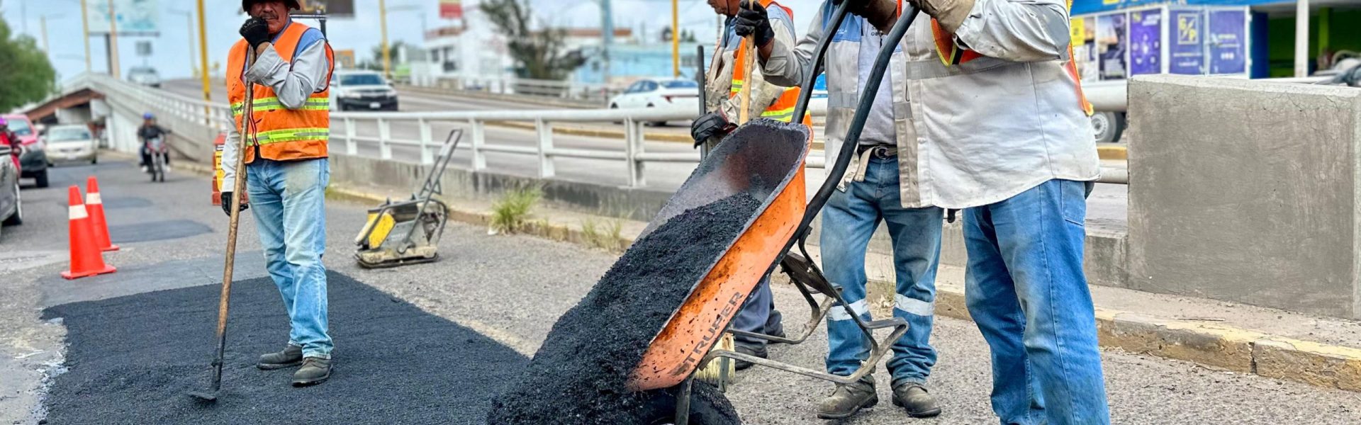 REFUERZA OBRAS PÚBLICAS MUNICIPALES REHABILITACIÓN VIAL EN AVENIDA AGUASCALIENTES SUR