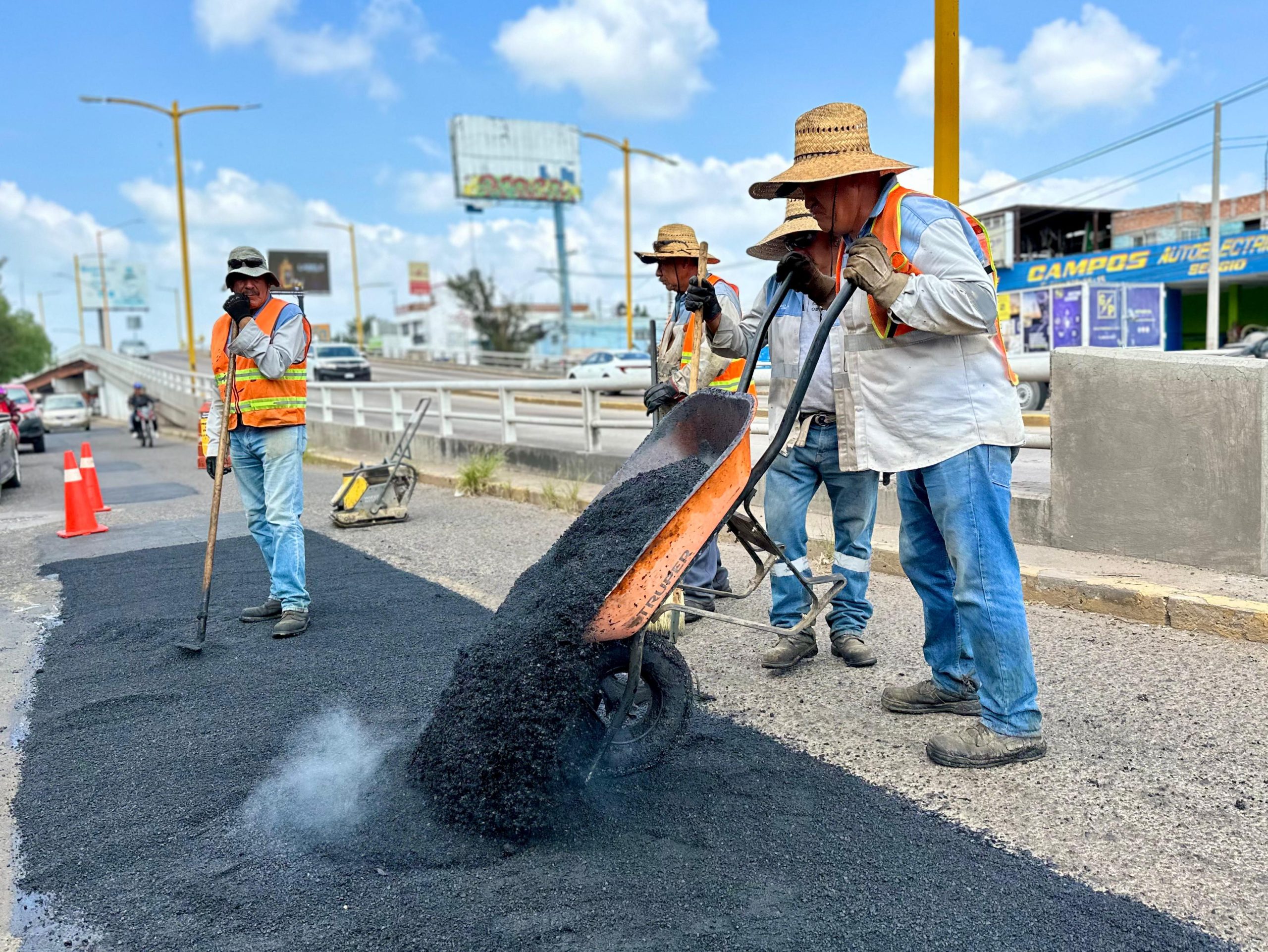 REFUERZA OBRAS PÚBLICAS MUNICIPALES REHABILITACIÓN VIAL EN AVENIDA AGUASCALIENTES SUR