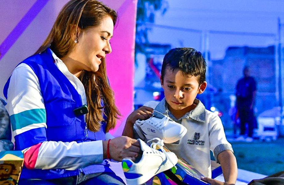 TERE JIMÉNEZ ENTREGA ÚTILES Y MOCHILAS A MÁS DE 10 MIL ESTUDIANTES