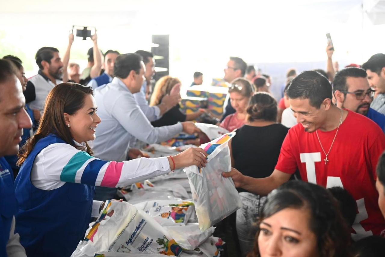 TERE JIMÉNEZ ENTREGA ÚTILES ESCOLARES, MOCHILAS, ZAPATOS Y TENIS A MÁS DE 8 MIL 500 FAMILIAS AL ORIENTE DE LA CIUDAD