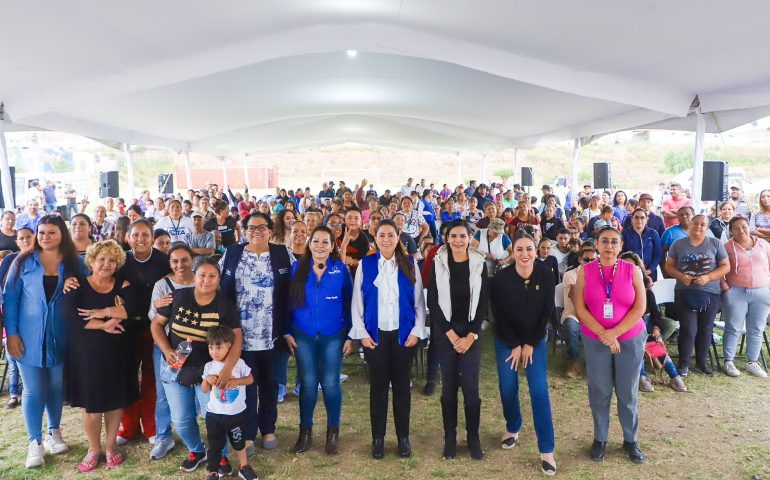 TERE JIMÉNEZ ENTREGA APOYOS PARA MEJORAMIENTO DE VIVIENDA EN EL ORIENTE DE LA CIUDAD
