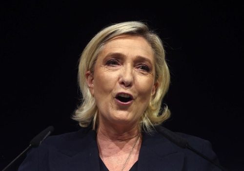 Sube el euro y la bolsa de Paris tras los indicios de que la extrema derecha francesa no obtendría la mayoría