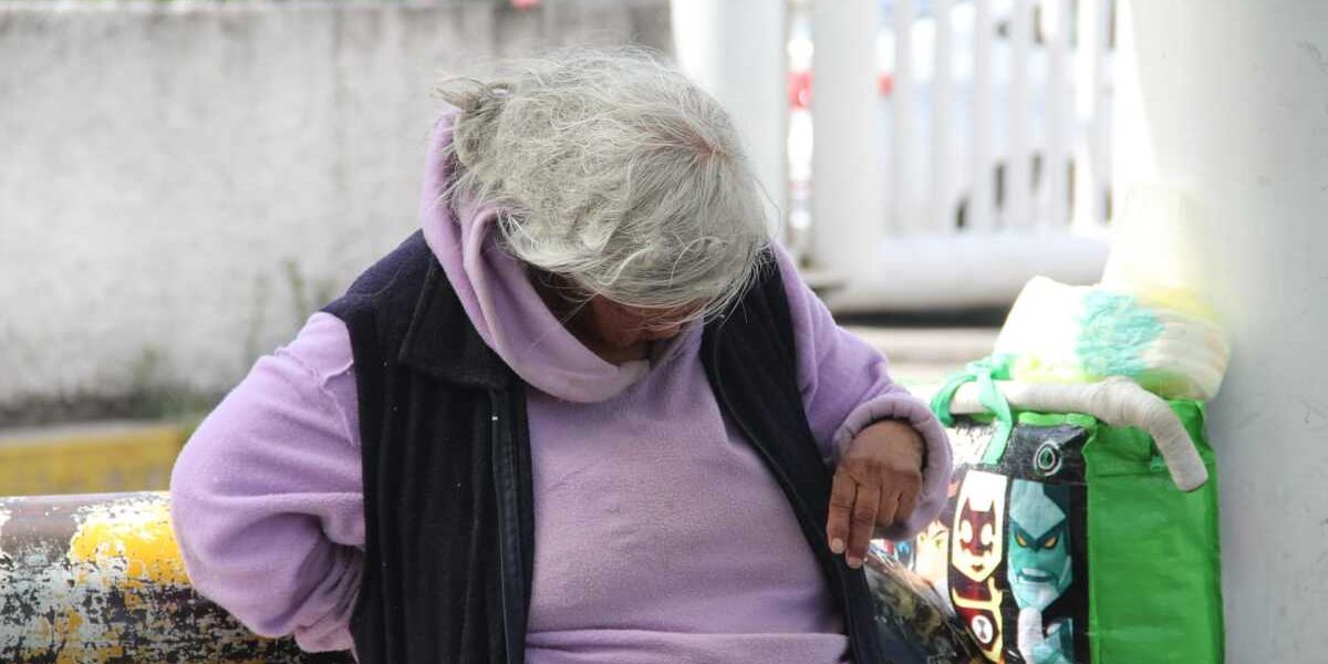 Abuelita lleva 5 años esperando en la central camionera a que su hija la recoja