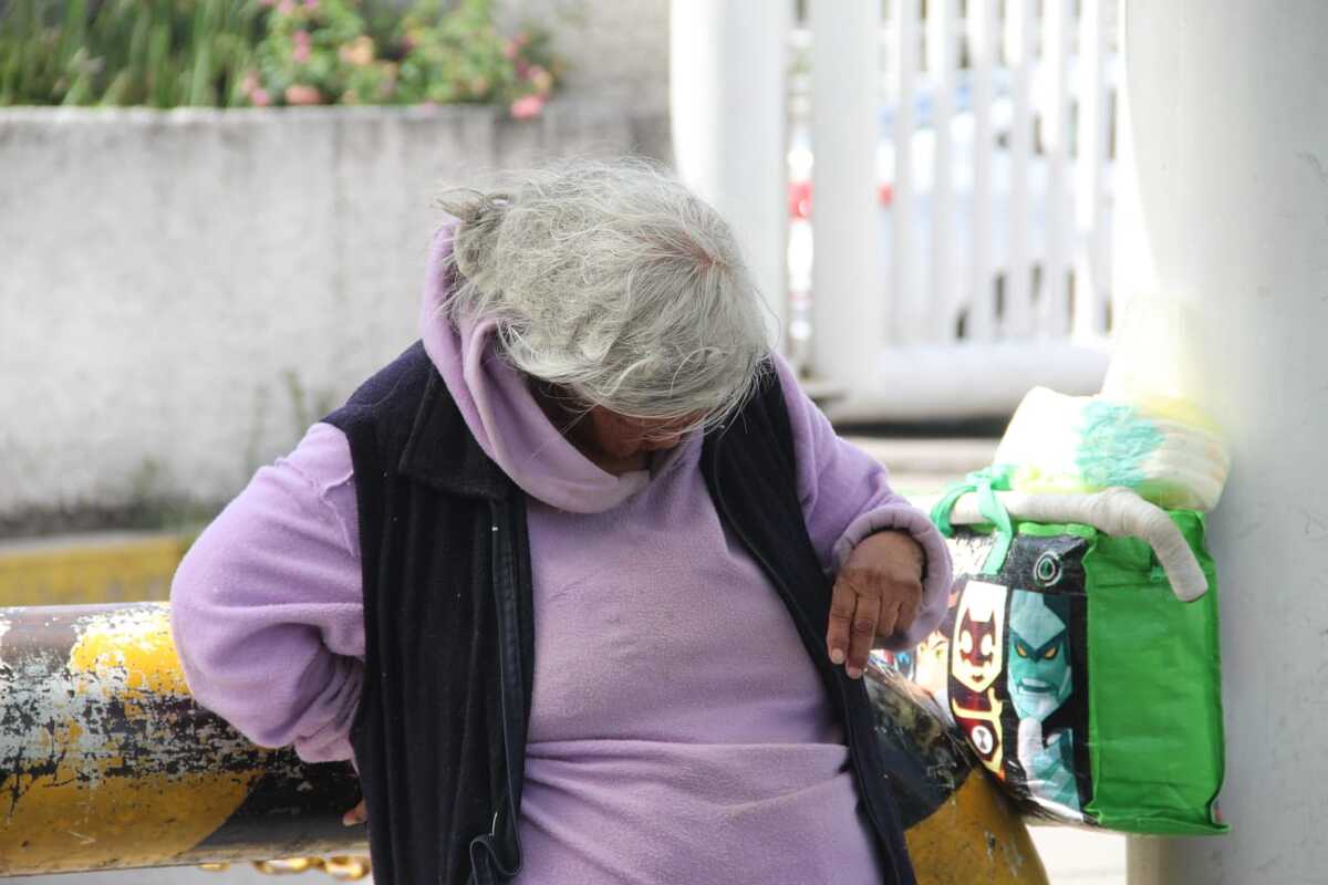 Abuelita lleva 5 años esperando en la central camionera a que su hija la recoja
