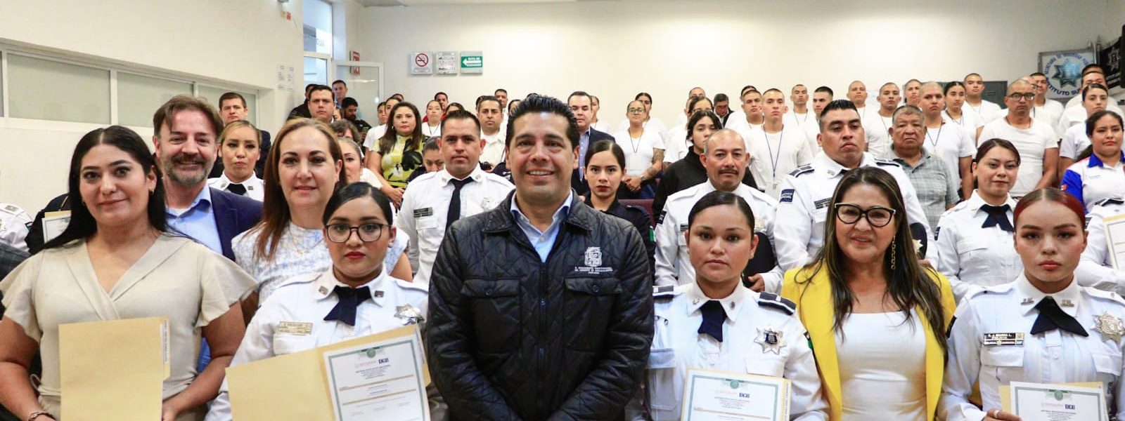 RECONOCE LEO MONTAÑEZ A PERSONAL DE SEGURIDAD PÚBLICA QUE SE GRADUÓ EN BACHILLERATO