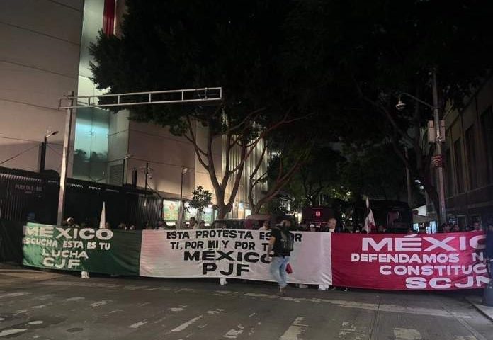 En protesta por la reforma de AMLO, trabajadores bloquean acceso al Senado