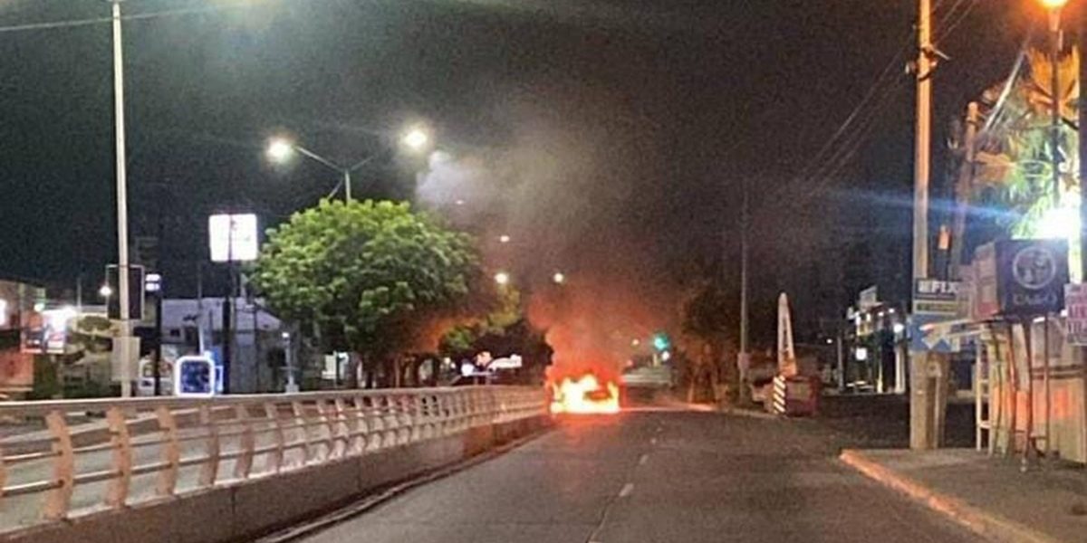 Roban y queman vehículos, asaltan locales comerciales en Culiacán en la madrugada de este jueves