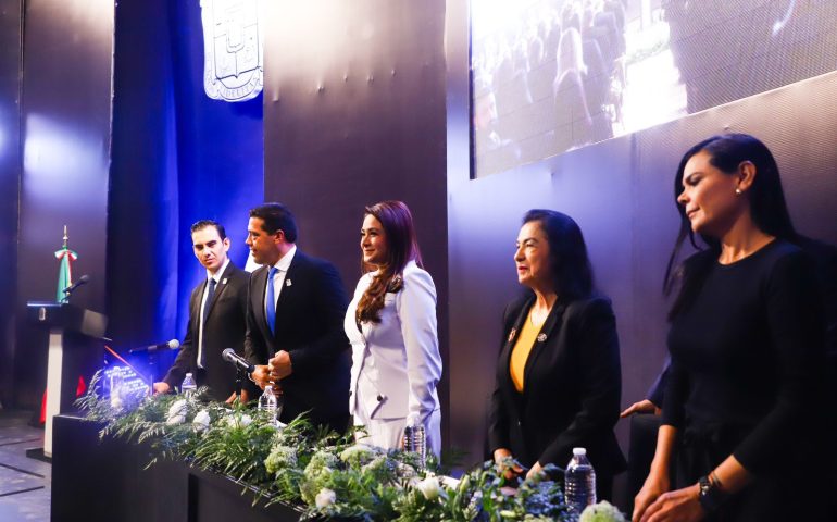 TERE JIMÉNEZ FELICITA A LEO MONTAÑEZ POR SU TERCER INFORME