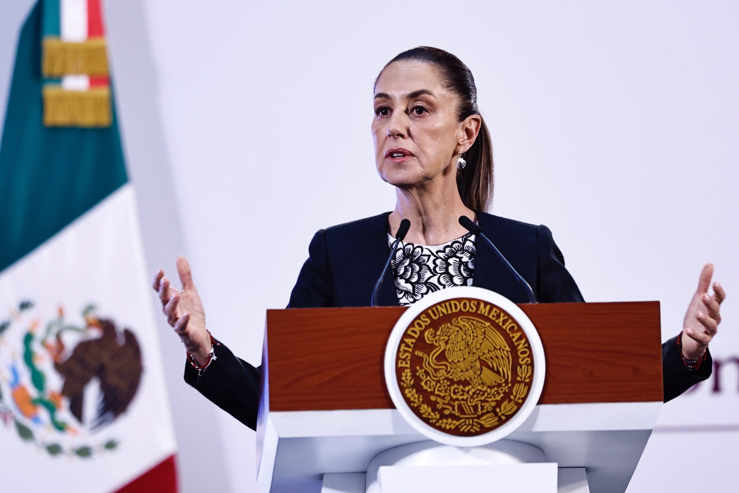 Conferencia matutina de Claudia Sheinbaum hoy, 15 de noviembre desde Palacio Nacional. Firma de Decreto de Igualdad Sustantiva de las Mujeres y Paquete Económico 2025