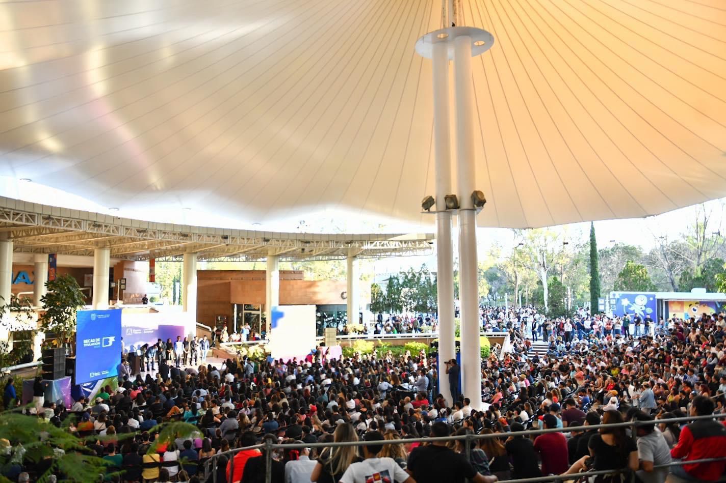 ENTREGA TERE JIMÉNEZ MIL 890 BECAS DE TITULACIÓN A JÓVENES UNIVERSITARIOS