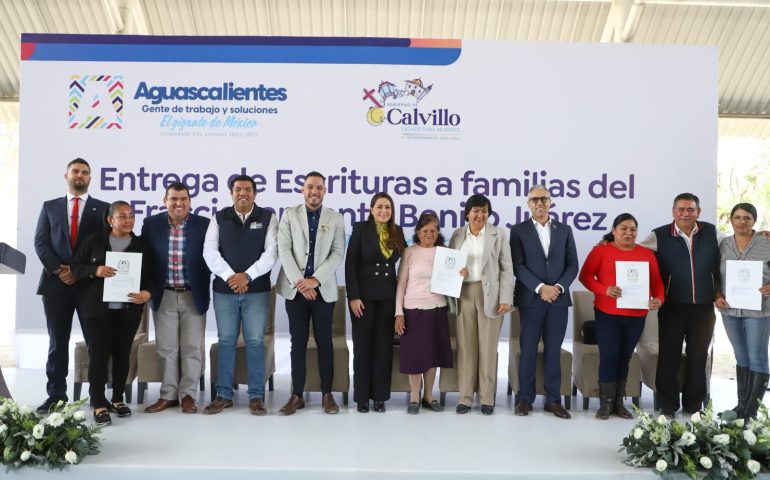 ENTREGA TERE JIMÉNEZ 250 ESCRITURAS A FAMILIAS DE LA COLONIA BENITO JUÁREZ DE CALVILLO