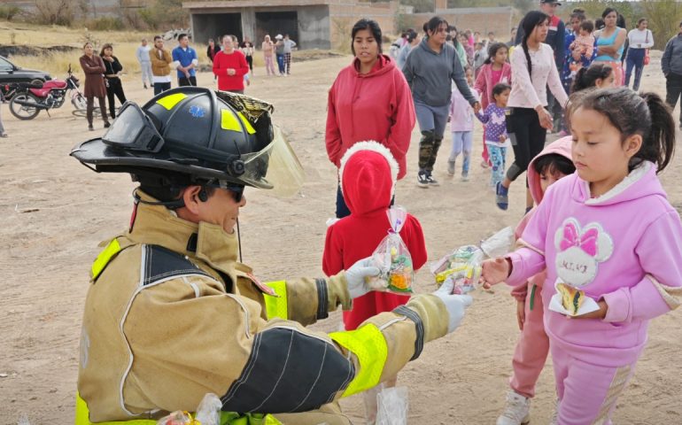 BOMBEROS DEL MUNICIPIO DE AGUASCALIENTES LLEVARON JUGUETES Y MOMENTOS DE FELICIDAD A NIÑAS Y NIÑOS