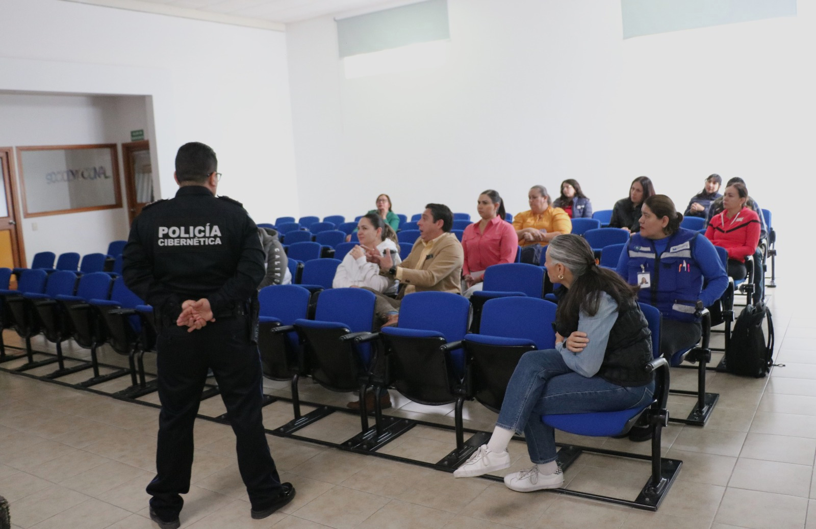 Realizan plática ciberseguridad con padres de familia