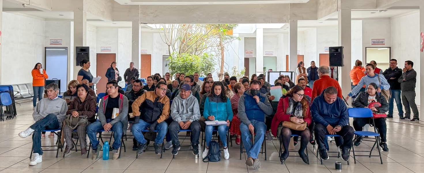 LA MTRA. ADRIANA OCHOA ATIENDE PERSONALMENTE AL MAGISTERIO