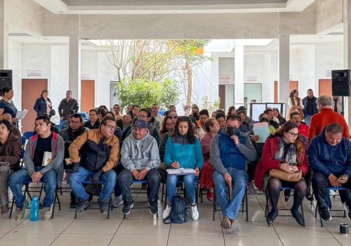 LA MTRA. ADRIANA OCHOA ATIENDE PERSONALMENTE AL MAGISTERIO