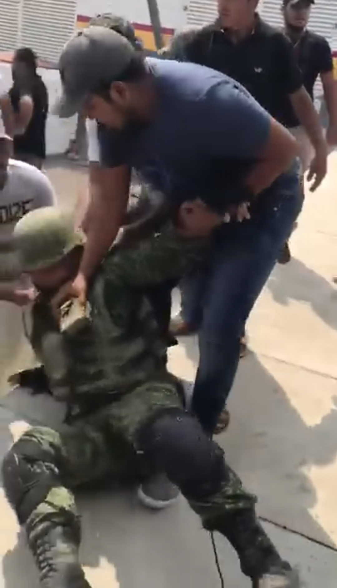 Civiles retienen y desarman a militares tras decomiso en Michoacán