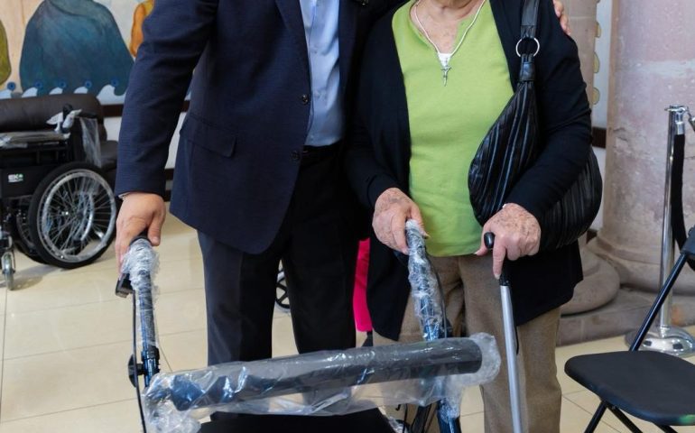 Diputado Max Ramírez entrega sillas de ruedas, bastones y andaderas a personas mayores.