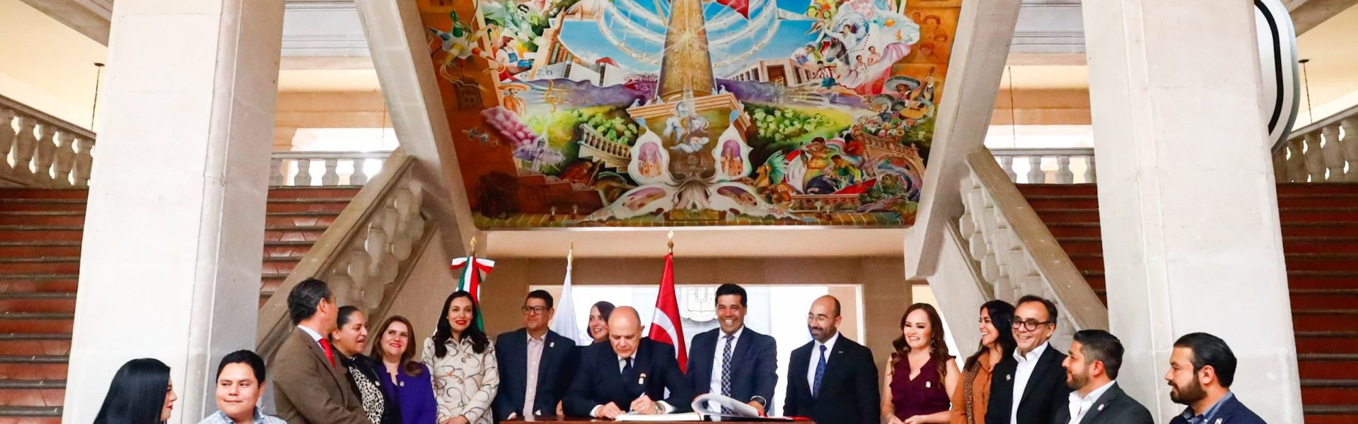 ENTREGA LEO MONTAÑEZ RECONOCIMIENTO DE “VISITANTE DISTINGUIDO” A EMBAJADOR DE TURQUÍA