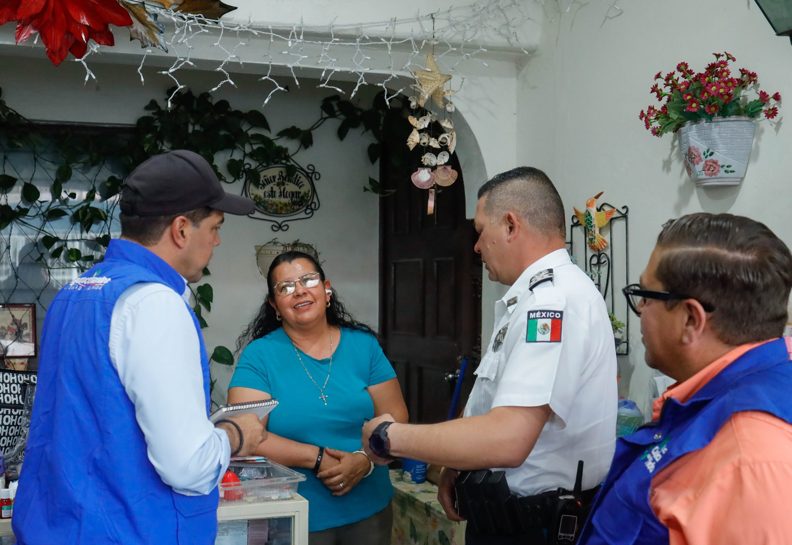 ATIENDE LEO MONTAÑEZ PETICIONES DE LA CIUDADANÍA DURANTE RECORRIDO EN COLINAS DEL RÍO