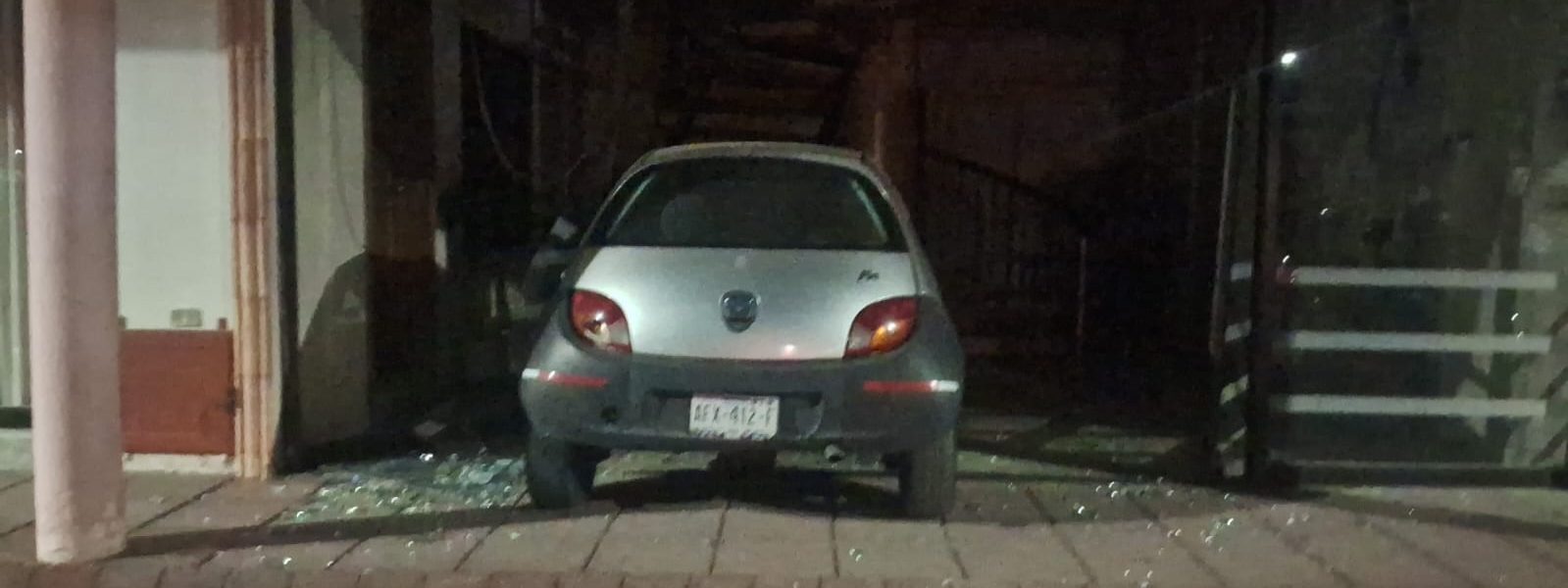 CONDUCTORA PIERDE EL CONTROL Y CHOCA CONTRA FACHADA EN SAN JOSÉ DEL ARENAL