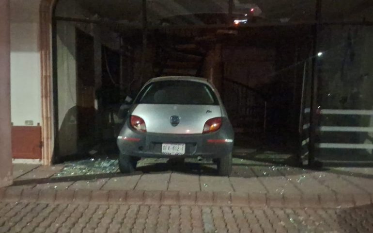 CONDUCTORA PIERDE EL CONTROL Y CHOCA CONTRA FACHADA EN SAN JOSÉ DEL ARENAL