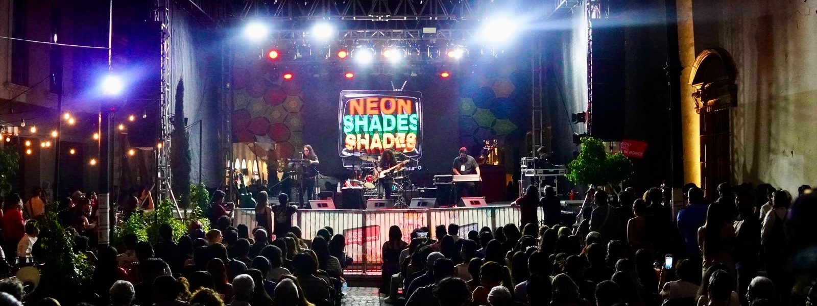 CONQUISTAN EL CORREDOR CULTURAL CARRANZA LOS GRUPOS NEÓN SHADES Y FÁRMACOS